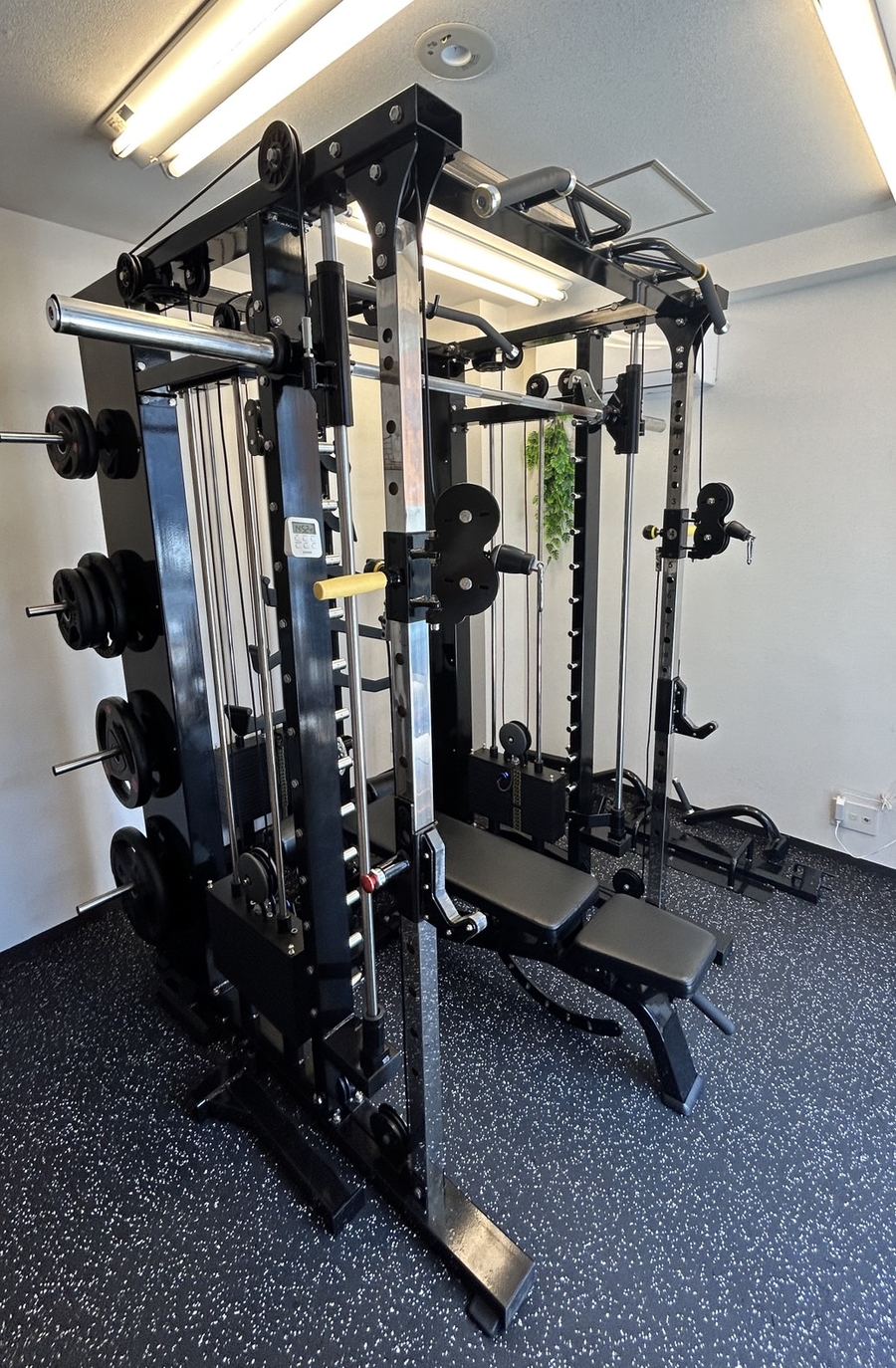 Salud Gym 浅草橋の完全個室トレーニングルーム（スミスマシン・ケーブルマシン）